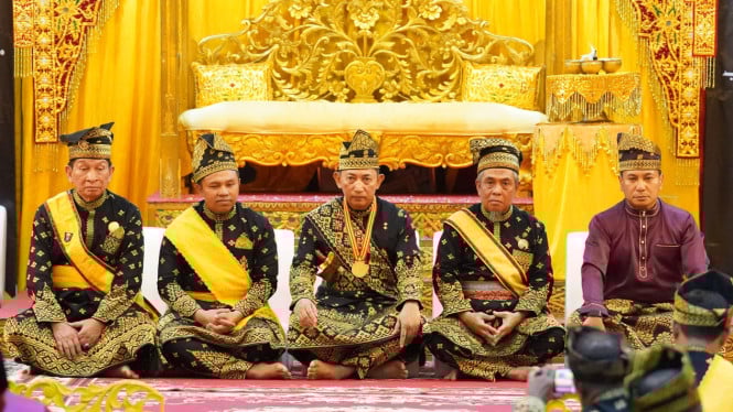Kapolri Terima Anugerah Adat Ingatan Budi dari LAM Riau: Simbol Kehormatan, Amanah Moral, dan Komitmen Kebangsaan