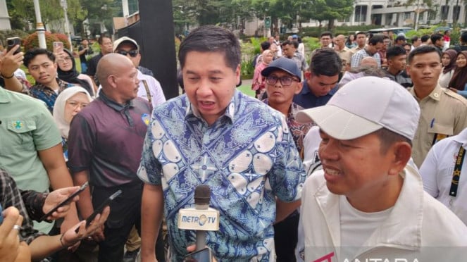 Gobernador de Java occidental Muladi y la Copa Presidente de SC Maruarar Sirab