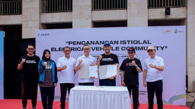 Lanzamiento de la comunidad de vehículos eléctricos en la Mezquita de Independence, Yakarta