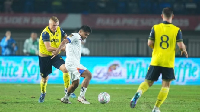 Jugador de FC, Oxford United Annawi Mangkualam