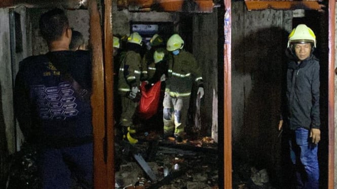 "Korban Kebakaran di Tebet Jaksel Tak Sempat Dievakuasi Orang Tua Saat Kobaran Api Meluas"  

(Penulisan lebih dinamis dan menggambarkan situasi darurat dengan jelas.)