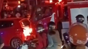 Video damkar dorong paksa mobil