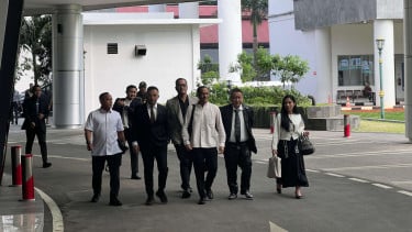 Nadiem Makarim (tengah) didampingi Hotman Paris (kedua kanan)