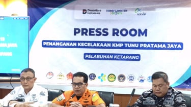 Deputi Bidang Operasi dan Kesiapsiagaan Basarnas, Ribut Eko Suyatno (tengah)
