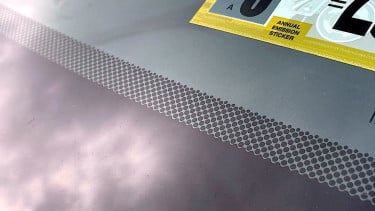 Titik hitam di kaca mobil.