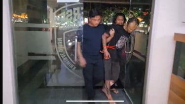 Pelaku pembunuhan (tengah) mayat pria wajah tertutup sarung di Pondok Aren