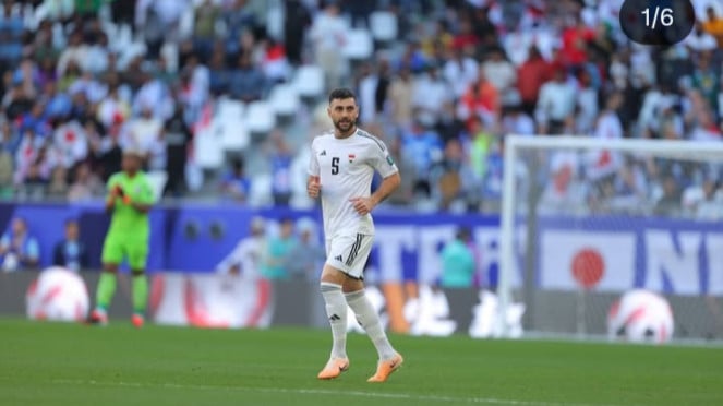 El defensor del equipo nacional iraquí Peresb Bandung Percy, France Putros