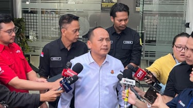 Kepala Pusat Penerangan Hukum Kejagung RI, Anang Supriatna (tengah)