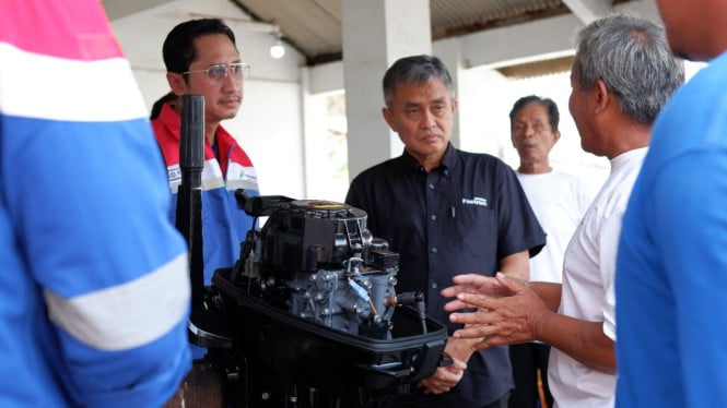"Pertamina Mendukung Nelayan, Wujudkan Kemandirian bagi Ratusan Nelayan"  

Note: The translation maintains the original meaning while enhancing readability and visual appeal in Indonesian.