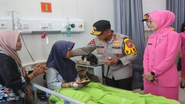 Inspector General General del Inspector General Regional de Java Occidental Rudi Styiawan visitó a las víctimas de personas en Garqu