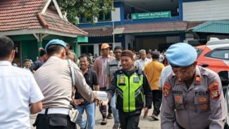 Bangun Hubungan Harmonis ke Pekerja Pelabuhan, Polres Priok Bagikan Ratusan Makanan