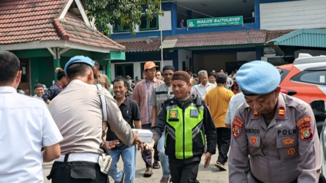 Bangun Hubungan Harmonis ke Pekerja Pelabuhan, Polres Priok Bagikan Ratusan Makanan