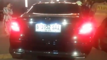 Evacuación de hombres en el auto inconsciente