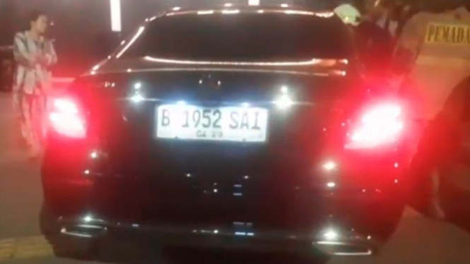 Geger Pria Tak Sadarkan Diri di Dalam Mobil Berasap, Langsung Dievakuasi