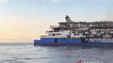 Kondisi kapal KM Barcelona yang terbakar di perairan Manado