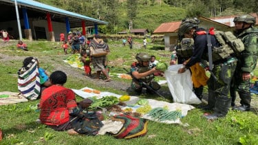 Koops Habema Tni Soldados Borong Vegetales Mama Papua