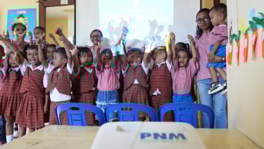 Anak nasabah PNM Mekaar menerima beasiswa PNM