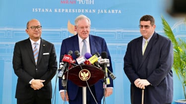 Presidente de Forbes y editor en jefe, Steve Forbes (Medium) Yakarta en el palacio presidencial de Yakarta