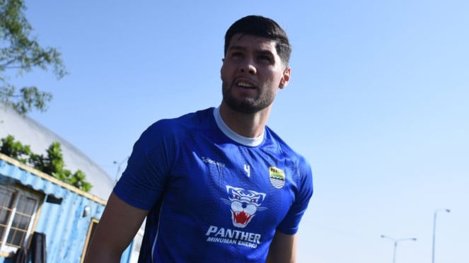 Nuevo defensor persa Bandung, Julio César