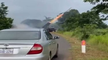 El ejército está entre el cohete Tailandia y Camboya