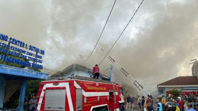 Los funcionarios de Damquer extinguen el campus de bomberos Yun Sts Zombie
