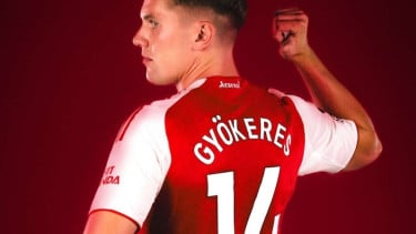 Viktor Gyokeres berkostum Arsenal