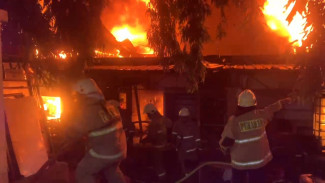 Pasar Taman Puring Ludes Terbakar, 500 Toko Diduga Hangus, Api Sempat Menjalar ke Atap Polsek