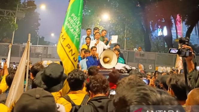 Wakili Prabowo Temui Massa Demo BEM SI, Wamensesneg Terima 11 Tuntutan Mahasiswa