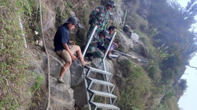 Jalur Pendakian di Titik Rawan Gunung Rinjani Diperbaiki, Pasang Tangga hingga Tali Tambang