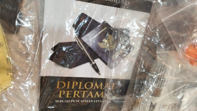 Polisi Pamer Buku Karya Arya Daru Berjudul 'Diplomat Pertama: Sebuah Pencapaian Cita-cita', Apa Isinya?