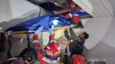 Evacuación del cuerpo de hombres encontrados en el techo de una fábrica de drogas en Pulogadung