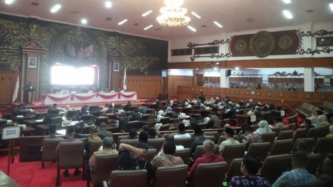 Rapat Paripurna DPRD Provinsi Jambi, Dewan Bacakan Pandangan Umum Didepan Gubernur Jambi