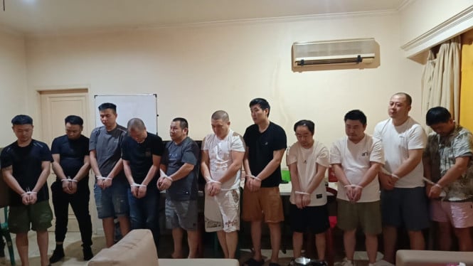 Rumah Mewah di Jaksel Digerebek, Isinya WN China Dalang Penipuan Online Berkedok Polisi Wuhan