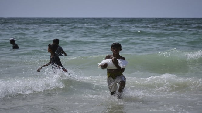 Miris! Blokade Israel Memaksa Warga Gaza Mengejar Bantuan yang Dijatuhkan ke Laut