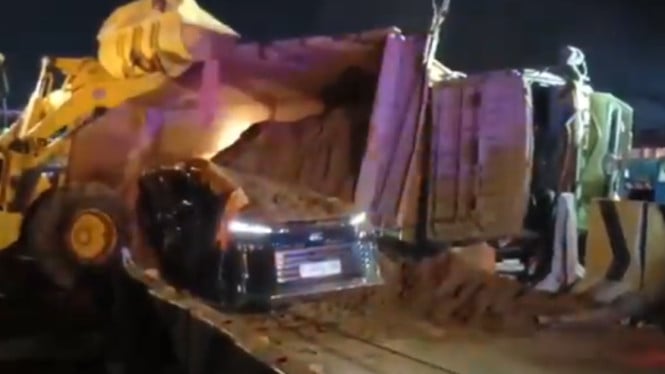 Evakuasi Dramatis! Truk Muatan Tanah Terguling Timpa Mobil WNA di Tol Karawang, Satu Tewas