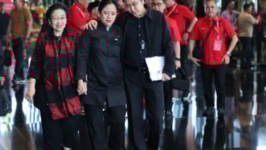 Momen Prananda Rangkul Puan Maharani
