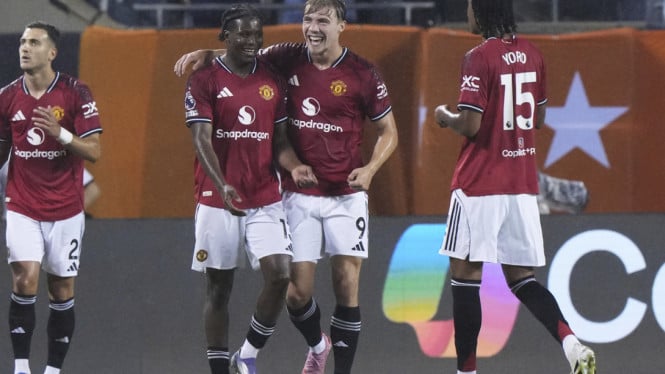 "Manchester United Menaklukkan! Raih Kemenangan Kedua dalam Tur Pramusim di AS"  

(Tata letak yang rapi dengan spasi yang seimbang dan font seragam)