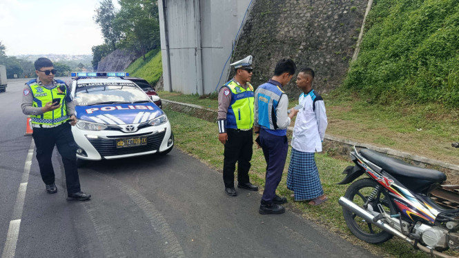 Viral Pengendara Motor Pakai Sarung Nyasar Masuk Tol Semarang