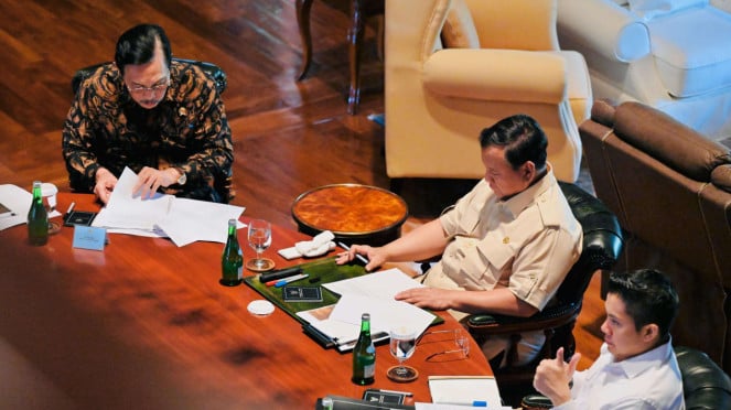 El presidente Prabowo está celebrando una reunión en la almeja