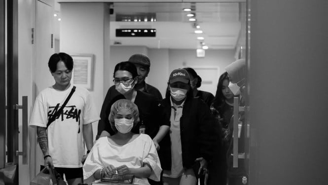Judul yang Direvisi dan Diterjemahkan ke Bahasa Indonesia:  

"DJ Bravy Erika Carlina Melahirkan, Seluruh Outlet Toko Kue Ashanty Tutup Sementara"  

(Visual: Gunakan font elegan dengan spacing yang seimbang, mungkin ditambah garis dekoratif tipis atau ikon sederhana seperti bayi atau kue di samping judul untuk estetika.)
