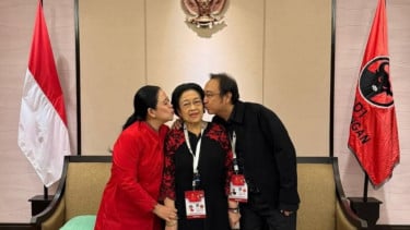 Ketua DPP PDIP Puan Maharani dan Prananda Prabowo mencium Ketum PDIP Megawati