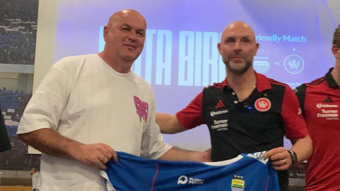 Entrenador de Persib, Bosan Hodac y el entrenador asistente del oeste Sydney Wanderers,