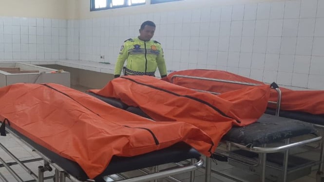 Suzuki Ertiga Tabrak Truk Tronton yang Berhenti di Bahu Jalan Tol Cipali, 3 Orang Tewas