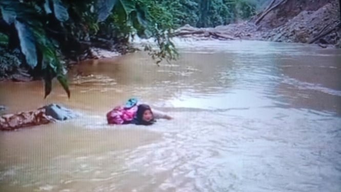 Negara Harus Lihat! Ada Bidan Bertaruh Nyawa Nekat Arungi Sungai untuk Obati Pasien di Pasaman