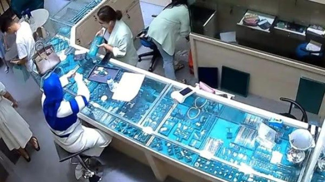 Tenteng Tas Hermes, Wanita Ini Nekat Curi Berlian di Mal