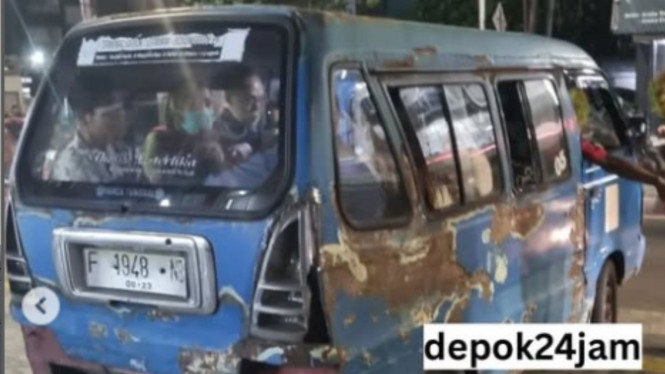 Miris! Angkot Rongsok Masih Angkut Penumpang di Depok, Warganet Sentil Polisi dan Dishub