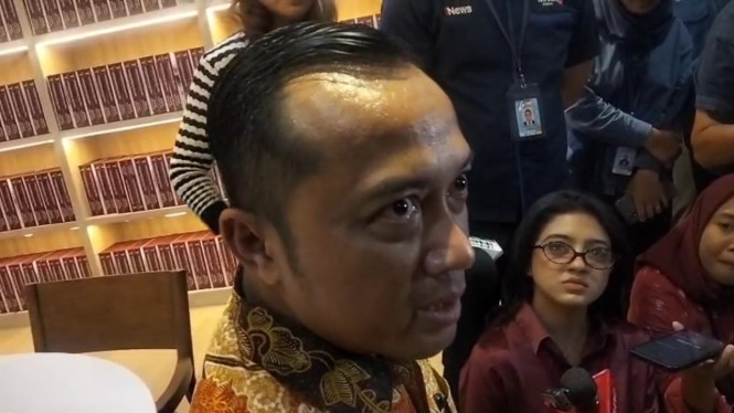Judul yang Ditulis Ulang dan Diterjemahkan ke Bahasa Indonesia:  

"Detik Haru Mensesneg Menangis Ungkap Kisah Chelsea, Murid Sekolah Rakyat dengan Penyakit Langka"  

(Penataan visual: font bold, alignment center, spasi konsisten)