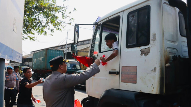 Bangkitkan Nasionalisme, Polres Priok Bagikan Bendera Merah Putih ke Pengguna Jalan