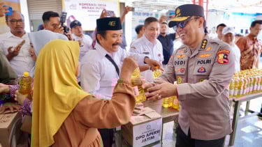 Irwasum Polri Komjen Pol Dedi Praseteto revisó el mercado barato en Malang