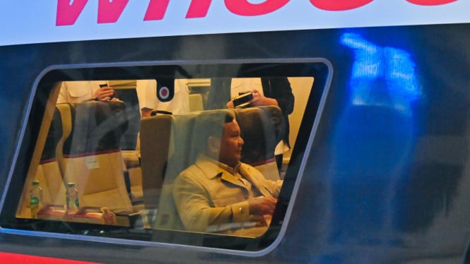 Perdana, Prabowo Bertolak ke Bandung Naik Whoosh dari Halim